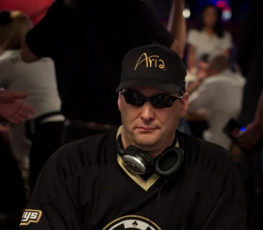 Phil Hellmuth, jugador de poker número uno para recibir un derechazo 0001