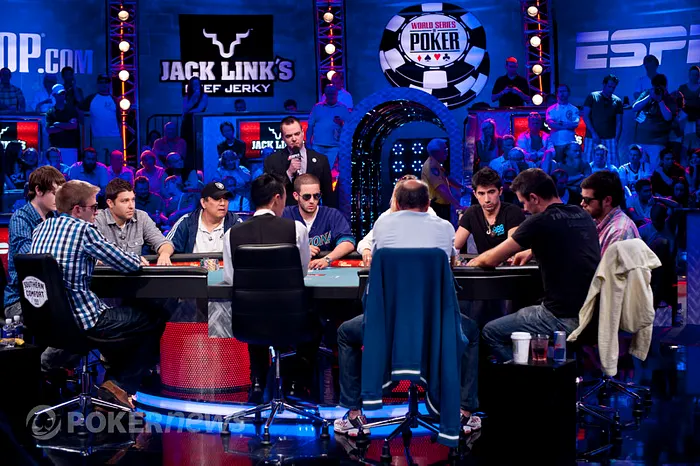 Main Event WSOP 2012 : Gaëlle Baumann "bubble girl" de la Table Finale 104