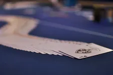 Poker Live : Que faire si trop de cartes sont distribuées ?