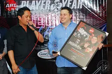 APT Tournament Director Lloyd Fontillas récompense Sam Razavi