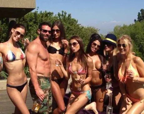 Bilzerian rodeado de chicas