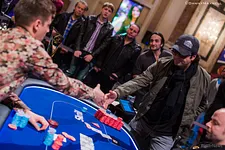 Fabrice Soulier champion High Roller EPT Vienne 2014 serre la main de Filatov.