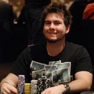 Concluído Dia 1 B Main Event PokerNews Cup 0001
