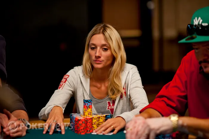 Main Event WSOP 2012 - Jour 2AB : le Française Gaëlle Baumann chipleader