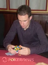 Alessio Isaia alle prese con il cubo di Rubick