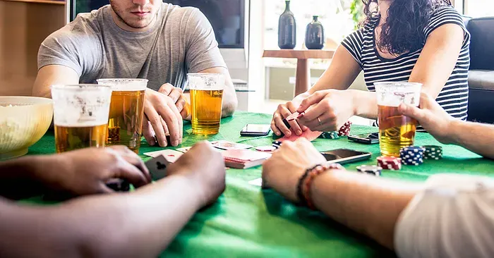 Bebidas em uma mesa de poker