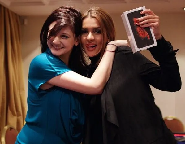 Elena Stover et Sara Chafak par Jules Pochy