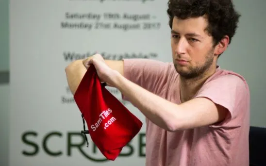 Un ex-pro de poker devient champion du monde de Scrabble 101