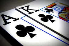 Stratégie Poker : Jouer As Roi de manière non-conventionnelle ?