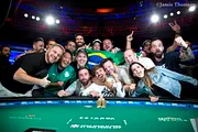 Premier bracelet pour l'Estonie, le Malaisien Paul Teoh et le Coréen Sung Joo Hyun... deuxième WSOP pour Dzivielevskil