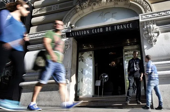 Buscas e Prisões no Aviation Club de France 0001