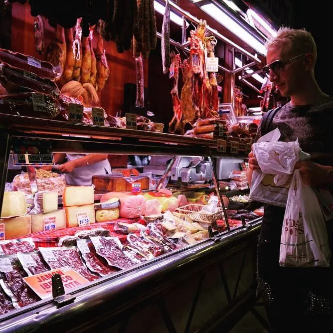 ElkY à la recherche de charcuteries au marché de Barcelone