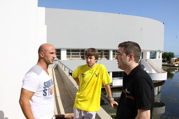 Joaquín, de amarillo, con "Pichi" y Óscar