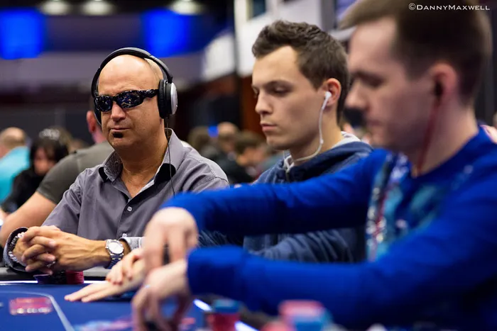 Micah Raskin (au fond à gauche) avec Quentin Lecomte et Mikita Badziakouski