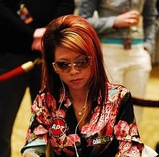 Top 10 PokerNews: Les joueurs de poker les plus 'fashion' 108