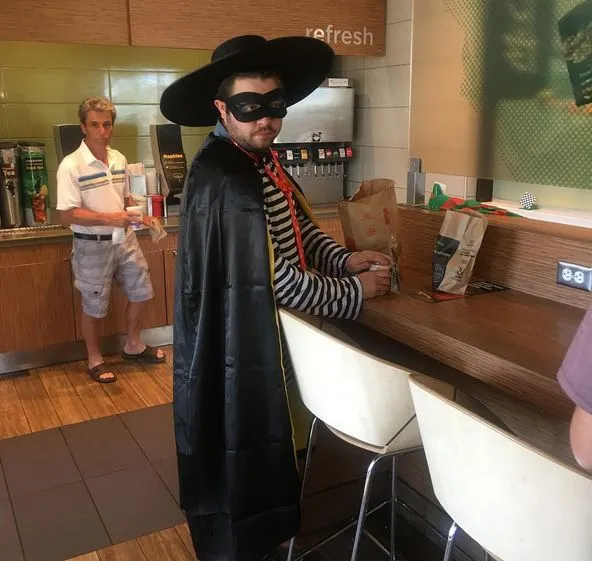 Caritatif : Mike Noori échoue à manger 1000$ de McDonalds en 36 heures... mais récolte... 101