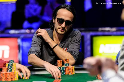 Allez papa... Les manies du poker s'invitent à la table 105
