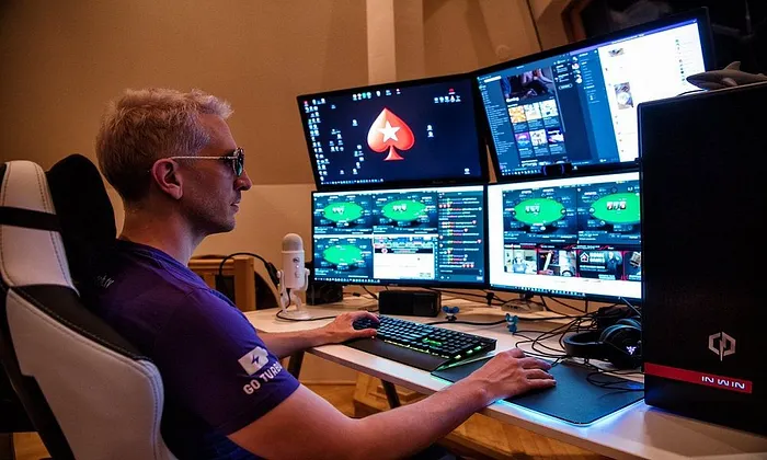 Poker Pro a Jogar Torneios de Poker Online