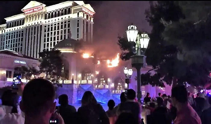 Las Vegas : Le Bellagio en flammes, le Strip fermé... 0001