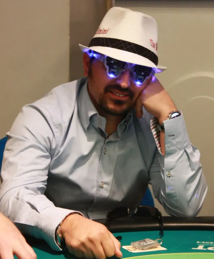 Giuseppe Zarbo et ses lunettes clignotantes