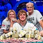 2013 WSOP Main Event Champion Ryan Riess avec son père et sa mère