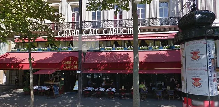 La façade du Club Anglais, situé au premier étage au dessus de cette brasserie