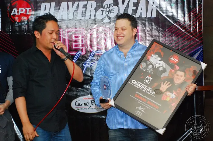 APT Tournament Director Lloyd Fontillas récompense Sam Razavi