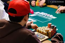 Tell Poker : L'adversaire vient-il de toucher sa couleur ?
