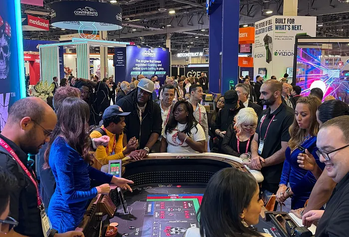 A crowd gathers around 50 Cent Headcrack at G2E