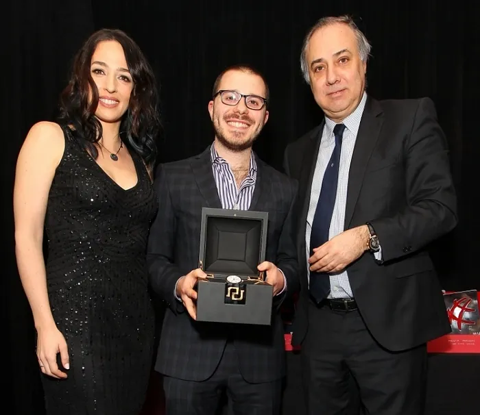Dan Smith, meilleur joueur américain aux American Poker Awards cette année, aux cotés de Kara Scott et de Jorge Puentes, le dirigeant de Dubuis