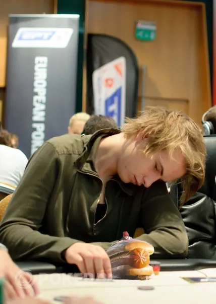 Phil Hellmuth et le hotdog géant 104