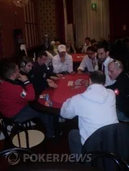 Al tavolo con Iasia c'è anche il chip leader momentaneo del torneo Geo Mascara che siede con 50K