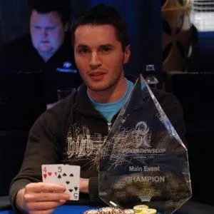 Main Event PokerNews Cup: Con Tsapkounis Victorioso! 0001