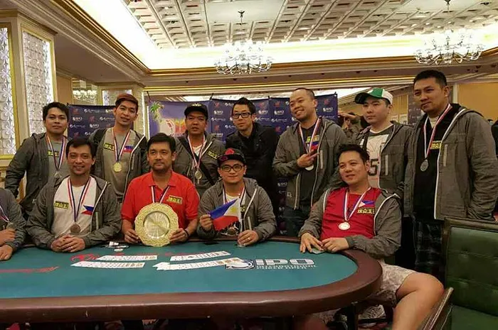 Team Poker King Club-Pilipinas with PKC president and CEO Winfred Yu during the awarding ceremony of the International Poker Ope