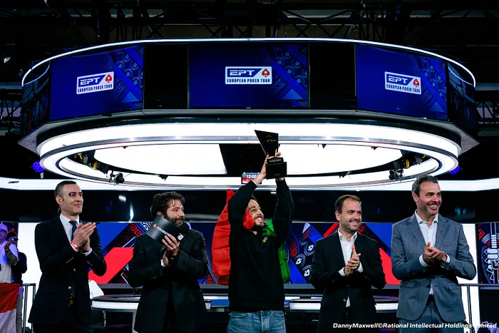 Jorge Abreu a levantar o troféu de campeão do EPT Paris 2026