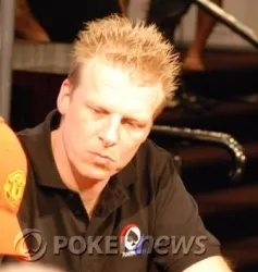 Jan-Willem Kamps playing at the TV table