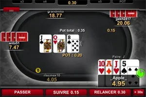 The flop is placed face up on the Winamax.fr poker table.
