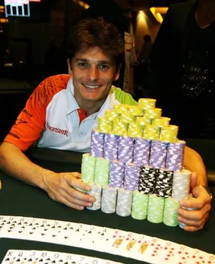 ¿Fórmula 1 + poker?... Giancarlo Fisichella en la parrilla de salida... de los tapetes 0001