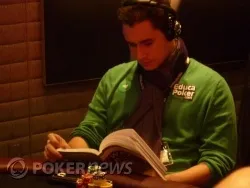 Simón, leyendo al Oráculo de Omaha... pero jugando No Limit Holdem