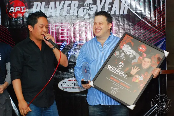 APT Tournament Director Lloyd Fontillas récompense Sam Razavi