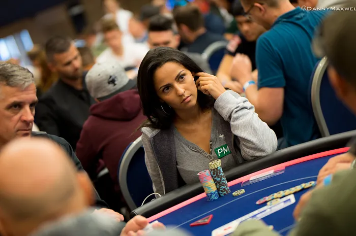 Sarah Herzali mène un groupe de 20 Français au Jour 2, toutes les infos pour suivre l'EPT Malta 0001