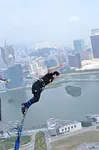 Les défis d’ElkY : un saut à l’élastique de 233 mètres à Macao ! (Vidéo)