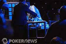 Le champion du monde de poker Jonathan Duhamel attend son gain