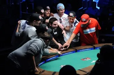 Table finale du Main Event WSOP 2010 (coverage live) 102